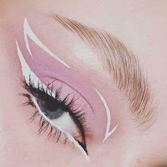 White Eyeliner Eye Makeup, Pink And White Eyeliner Looks, White Eyeliner Looks, Spider Makeup, Liner Makeup, Cute Eye Makeup, Graphic Makeup