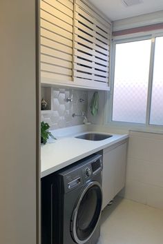 Lavanderia com leveza e elegância Laundry Bathroom Combo, Minimal House Design, Kitchen Utilities, Home Design Decor, Balcony Decor, Chic Decor, Home Decor Kitchen, My Dream Home, Kitchen Interior