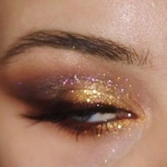 pinkheartsandsparkledreams.tumblr.com shared by ♡ Make Up Designs, Mekap Mata, 90s Makeup, Glitter Eye Makeup, Glitter Eye, Smink Inspiration, Beauty Make-up, Makijaż Smokey Eye, Dope Makeup