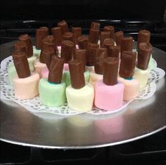 there is a cake made to look like it has candy in the top and on the bottom