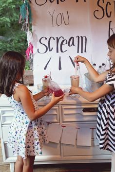 Celebrate Back to School with an Ice Cream Float Party! DIY floats with a spread of ice cream and fruit syrup options, ice cream themed decor, free printables, games and more! #backtoschool #icecreamfloats #icecreamparty Ice Cream Float Party, Teen Pool Party, Ice Cream Float Bar, Lighting For Photography, Milkshake Glasses, Ice Cream Float, Soda Floats, Fruit Syrup, Parfait Cups