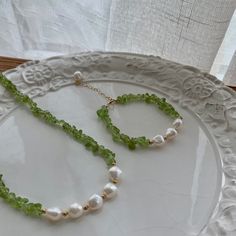 Raw peridot and pearl necklace, raw peridot bracelet, raw crystal jewelry, necklace bracelet set, 14k gold filled Pearl Jewlery, Black Pearl Bracelet, Handmade Pearl Necklace, Tahitian Pearl Bracelet, Raw Peridot, Coordinates Jewelry, Genuine Pearl Necklace, Peridot Bracelet, Raw Crystal Jewelry