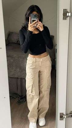 Beige Cargos Outfits Women, Beige Cargo Pants With Black Top, Tan Cargo Pants Outfit Aesthetic, Light Tan Cargo Pants Outfit, Styling Beige Jeans, Beige Cargos Outfits Winter, Cream Cargo Pant Outfit Women, Beige Cargo Outfits Women, Light Beige Cargo Pants Outfit