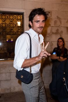 ❦ on X: "i need a look into his handbag collection https://t.co/O1O0lrZq5Y" / X Men With Purses, Jacob Elordi Handbag, Jacob Elordi Style, Fashion In 2023, Chanel Bag Outfit, Men Handbag, Chanel Men, Jacob Elordi