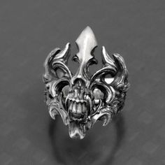 Made by Strange Freak Designs SFD-R-113 creature skull monster Dark Fantasy Silver Ring Made in Japan If you want other ring gauge please contact us. Strange Rings, Skull Monster, Silver Work, Skull Ring, Hand Jewelry, Brass Pendant, Silver Band, Dark Fantasy, Rings Statement