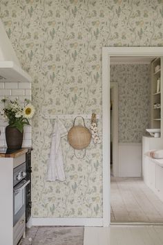 #wallpaper #farmhousedecor #floralwallpaper #artsandcrafts #interiordecor #kitcheninspiration #diningroomdesign #homedecor #botanicalart Floral Kitchen Wallpaper, Cottage Kitchen Wallpaper, Soft Floral Wallpaper, Warm Floral Wallpaper, Kitchen With Wallpaper, Wallpaper In Kitchen Ideas, Pantry Wallpaper Ideas, Wallpaper Kitchen, Beige Floral Wallpaper