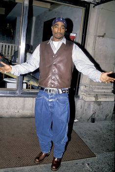 90s Overalls Outfit Hip Hop, Tupac Fashion, Tupac Outfits, 2000s Hip Hop Fashion, 90’s Outfits, 90s Fashion Men, 90s Fits, 90s Runway Fashion, 90s Hip Hop Fashion