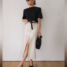 Gorgeous Cream Color Vegan Leather Skirt With Front Split Hem. Purchased From Marcela London Black And White Outfit, Elegante Y Chic, Denim Skirt Outfits, Office Dresses For Women, Elegante Casual, Stylish Work Outfits, Casual Work Outfits, White Skirt, Looks Chic