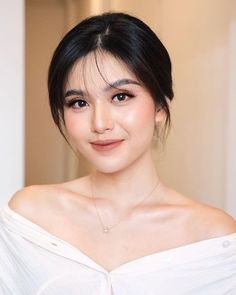 Korean Make Up For Wedding, Graduation Hair And Make Up Look, Makeup Ideas For Wedding Bridesmaid Natural Looks, Graduation Make Up Look Natural, Natural Mekup Look, Asian Look Makeup, Wedding Makeup Looks For Bride Natural, Make Up Inspo For Graduation, Natural Model Makeup Look