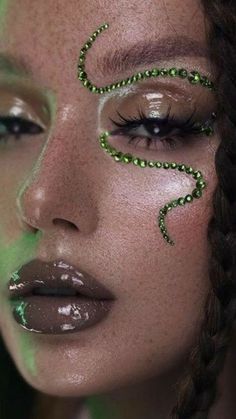 Smokey Eye Indian, Green Christmas Makeup, Makeup Ideas 2023, Red Smokey Eye, Makeup Contouring, Rhinestone Makeup, Rave Makeup