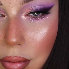 Beautiful purple and pink makeup with dark purple liner by @ohhmels using the Hello Kitty And Friends palette by @colourpopcosmetics and the matte liquid lip in Nikita by @dragunbeauty Tag someone who would like this makeup If you recreate this makeup or you have any makeup that you want to show us tag us in your post or story and we will repost your makeups! En Español Hermoso maquillaje morado y rosa con delineado morado oscuro hecho por @ohhmels usando la paleta Hello Kitty Purple Mermaid Makeup Looks, Purple Fairy Makeup, Fairy Costume Makeup, Fairy Eye Makeup, Fairy Halloween Makeup, Fairy Make-up, Purple Makeup Looks, Rave Makeup