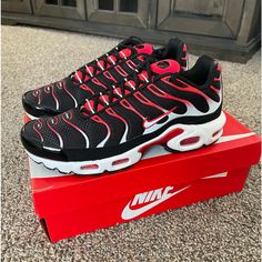 Nike Air Max Plus “Black White University Red” Condition: New With Box Size: 8m 100% Authentic (I Have Receipt) Nike Air Max Plus Black, Cool Nike Shoes, Nike Tns, Nike Tenis, Nike Air Uptempo, Nike Shoes Women Fashion, Nike Kicks, White Nike Shoes, Nike Tn