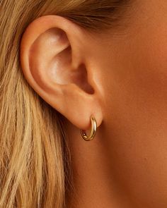 14k Gold Lou Helium Huggies – gorjana Everyday Gold Hoop Earrings, Gold Layered Earrings, Gold Everyday Jewelry, Huggy Earrings, Thick Gold Hoops, Earrings Stacking, Gold Huggie Earrings, Gold Huggies, Minimal Jewellery