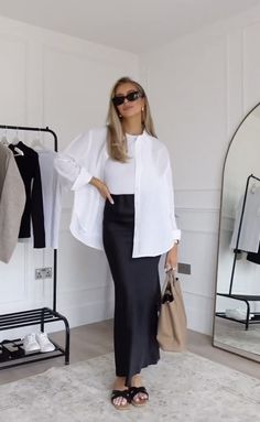 Black Satin Skirt, Satin Skirt Outfit, Modest Summer Outfits, Office Outfits Women, Elegante Casual, Looks Street Style, Stylish Work Outfits, Mode Inspo