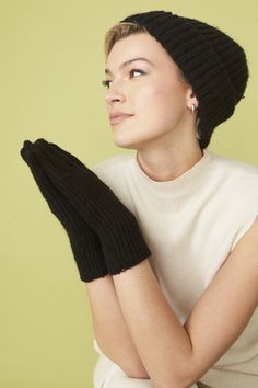 These knitted gloves are guaranteed to keep you warm and cosy whilst you look super cool. Made from a luxurious blend of cashmere and banana, these gloves are super soft.  20% Cashmere 30% Banana 50% Lyocell Black Banana, Faux Fur Bag, Fur Gloves, Fur Headband, Faux Fur Hat, Banana Peel, Faux Fur Scarves, Cashmere Gloves, Fur Bag