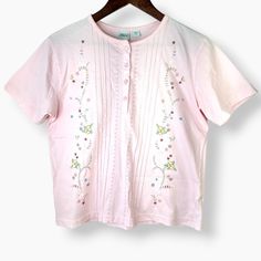 Excellent Pre-Owned Condition With No Flaws. Feminine, Flirty And Fun Vintage 80s 90s Retro Pink Haband! Short Sleeve Shirt Embroidered With Delicate Flowers, Featuring A 3/4 Button-Up Neckline With Pearlescent Buttons. Looks Brand New! Measurements Shown In Photos. Shop With Confidence! Professional Reseller With 25+ Years Of Experience. Packaged With Care - Fast Shipping! Bundle & Save. All Offers Welcome. #Wsh0023 8oz Vintage 80s Clothes, Pink Embroidered T-shirt, Vintage Pink Tops For Summer, Vintage Pink Summer Tops, Vintage Pink Top For Summer, Vintage Crew Neck Spring Blouse, Summer Pink T-shirt With Floral Embroidery, Vintage Crew Neck Blouse For Spring, Casual Embroidered Pink Top