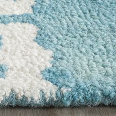 a blue and white rug is laying on the floor