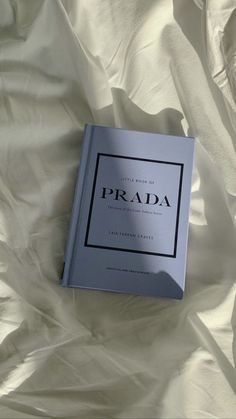 Aesthetic photography Prada Aesthetic, Foto Top, Boquette Flowers, Aesthetic Flower, Flower Therapy, Old Money Aesthetic, Purple Aesthetic