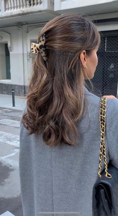 Hairstyles for Long Hair That Will Make You Feel Chic and Stylish https://www.youtube.com/watch?v=fRrZRWX2MxI Brown Hair Looks, Brown Hair Inspo, Brunette Balayage, Brunette Hair With Highlights, Hair Upstyles, Brown Hair Balayage, Short Hairstyle, Hair Inspiration Color, Hair Inspo Color