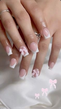 White Cute French Tip Nails, Short Summer Set Nails, Short Square Acrylic Nails French Tips With Bow, Nail Inspo Bow Charm, French Tip Nails With Bow Charm, Girly Acrylic Nails Square, Short Nails With Bow Charm, Short Nails 2024 Trends Summer, Square Bow Nails