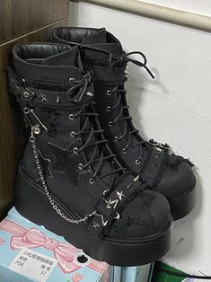 ❤star mode mark boots❤︎ Boots Y2k, Platform Shoes Boots, Grunge Shoes, Pocket Cat, Y2k Star, Alternative Shoes, Goth Shoes, Dr Shoes, Girly Shoes