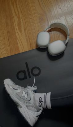 alo yoga mat, apple airpod pro max, new balance 530 #aloyoga #airpodspro #newbalance530 Alo Workout Aesthetic, Alo Mat, Alo Mat Aesthetic, Yoga Mat And Weights Aesthetic, Gym Aesthetic With Headphones, Alo Yoga Mat, Mommy Inspiration