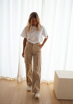 Looks Adidas, Cargo Pants Outfit, Beige Outfit, Mode Casual, Mode Inspiration, Outfit Casual, College Outfits