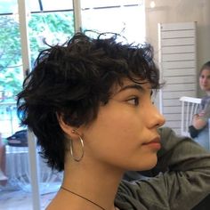 Ear Length Hair With Bangs And Layers, Very Short Hairstyle Women 2023, Womens Short Wavy Haircut, Short Hairstyle 2023 Women, Short Chopped Haircut, Kpop Pixie Haircut, Pixie Haircut On Curly Hair, Short Curly Queer Haircut, Curly Pixy Haircut