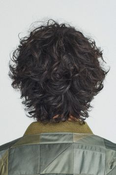 カッコいいのに、どこかファニーな親しみも。個性とカルチャー感が際立つリッジパーマ【東京最旬ヘアカタログ】 メンズノンノウェブ | MEN'S NON-NO WEB Male Hairstyles Wavy, Curly Medium Hair Men, Male Haircuts Wavy, Wavy Hair Men Medium, Short Shaggy Haircuts Men, Wavy Hairstyles Men Medium, Wavy Long Hair Men, Male Hairstyles Long, Male Wavy Hair