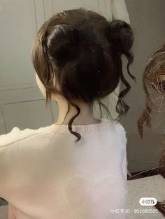 Buns With Curls, Hair Ideas Simple, Long Hairstyles Updo, Bun Hairstyles Sleek, Smooth Bun, Hairstyle Buns, Bun Curls, Buns Tutorial, Hairstyles Sleek