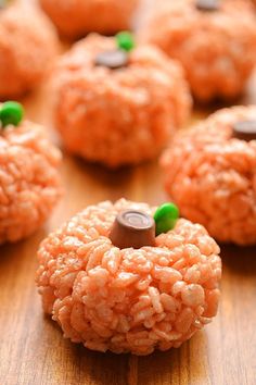 some kind of food that is on top of a wooden table with green and brown candies