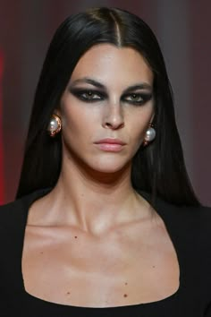 High Fashion Makeup Editorial, Versace Makeup, Trucco Glam, Trucco Smokey Eye, Black Makeup Looks, Makeup Layout, Vogue Makeup, Fashion Show Makeup, Black Eye Makeup