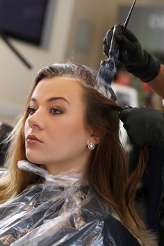 Women Salon, Hair Color Salon, Aquaman Film, Hairstyle Art, Tinta Natural, Salon Offers, Professional Haircut, Hairdresser Salon, Salon Pictures