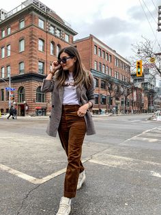 Brown Corduroy Pants Outfit Work, How To Wear Brown Corduroy Pants, Corteroid Pants Outfits, Brown Courdory Pants Outfit 2023, Straight Leg Corduroy Pants Outfit, Brown Barrel Pants Outfit, Styling Brown Corduroy Pants