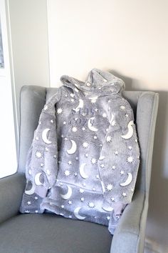 Oversized wearable blanket with hood, super warm and cozy. Can be personalised with a short text or name. Items with personalisation cannot be retuned. Thread colours can be changed for free to match the blanket colour.  Any personalised options can be discussed, do not hesitate to drop a message. In the picture is a glow in the dark grey hoodie size 3-7 yo. Superior high-pile fleece fabric gives a better quality, thicker and more luxurious finish. Super soft sherpa lining.Self colour elasticated cuffs. Domestic wash 40oC. Blanket With Hood, Dark Grey Hoodie, Short Text, Blanket Hoodie, Christmas Hoodie, Hoodie Blanket, Wearable Blanket, Christmas Hoodies, Custom Christmas