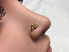 I made this sweet little nose stud from solid 14 karat yellow gold. It measure 10mm across and will look most adorable in your nose!! I can finish the back one of four ways which you can choose at check out. You can also choose what gauge you would like the post wire to be: Gauge sizes: 18 gauge = 1.02mm 20 gauge = .812mm Check out my other nose ring designs here: https://www.etsy.com/shop/DinanRings?ref=l2-shopheader-name§ion_id&section_id=23080940 Thanks for looking! Nose Stud Jewelry, Nose Ring Designs, Nose Design, Gauge Sizes, Nostril Piercing, Nose Screw, Gold Bee, Stud Jewelry, Nose Ring Stud