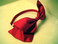 I want one of these! Blair Waldorf Hair, Red Bow Headband, Gossip Girl Episodes, Estilo Blair Waldorf, Blair Waldorf Style, Bow Hairband