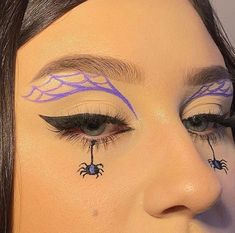 Easy Halloween Eyeliner Ideas, Cute Eyeliner Halloween, Simple Halloween Makeup Looks Eyeliner, Eyeliner Ideas Halloween, Hallowen Meka Up, Graphic Eyeliner Halloween, Halloween Inspired Eyeliner, East Halloween Eyeliner, Halloween Liner