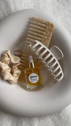 Luxury Self Care, Honey Infused Hair Oil, Infused Hair Oil, Cream Aesthetic, Hair Claw Clips, Derma Roller, Hair Women, Foto Ideas Instagram, Moisturize Hair