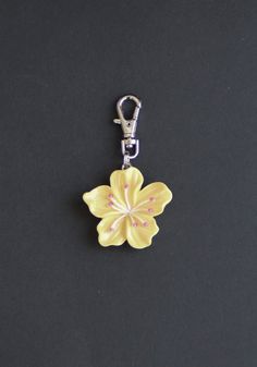 **THIS IS A RESIN CHARM. This sweet little hibiscus zipper charm was just too hard to pass up! It is resin, in a pale yellow color.  Perfect to use on a jacket, backpack, laptop bag, luggage, cosmetic bag, purse, planner, wallet, or gym bag.  Makes a great little gift for the hibiscus lover or gardener. Quality and detail is very nice.  Charm is one-sided. Lobster clasp  9mm x 23mm. Clasp base swivels 360 degrees. *INTENDED FOR AGES 12 AND UP. Cute Backpack Keychains, Backpack Accessories Keychain, Cute Keychains For Backpacks, Bag Accessories Keychain, Yellow Keychain, Planner Wallet, Backpack Charms, Crochet Coffee Cozy, Backpack Keychains