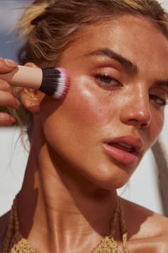 THE KEY TO THE MOST FLAWLESS AND BLENDED GLOW. Our Blending Face Brush was created for the most flawless application of our N°18 Illuminating Beauty Balms. It spreads product evenly and precisely in the most effortless way. How To Use: Swipe N°18 beauty balm directly onto skin and work brush in circular motions to help blend your glow over cheekbones, temples & nose. wash your brush with mild soap and water as necessary. Made with synthetic bristles. Make Up Branding Photoshoot, Ugc Makeup, Makeup Product Photography, Lux Unfiltered, Beauty Balm, Unique Makeup, Effortless Beauty, Beauty Products Photography, Contour Brush