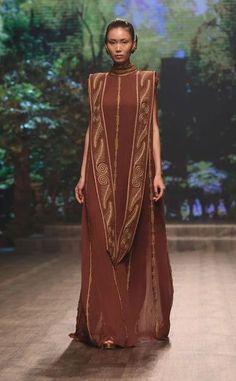 Solarpunk Aesthetic, Solarpunk Fashion, Solar Punk, Star Wars Fashion, Arab Fashion, Dubai Fashion, Fashion Show Images, فستان سهرة, Live Fashion