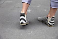 . Mode Shoes, Striped Shoes, Crazy Shoes, Shoe Obsession, Fashion Mode, Me Too Shoes, Fashion Models, Leather Women, Style Me