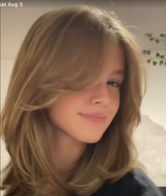 Blonde Hair Choppy Layers, Long Internal Layers, Aesthetic Haircut For Short Hair, Cute Haircuts With Highlights, Haircuts For Sharp Features, Cute Medium Haircuts For Thick Hair, Medium Haircut Curtain Bangs Layers, Short Layered Haircuts With Curtain Bang, Short Blowout Haircut