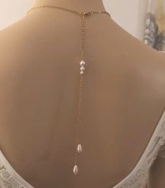 white gold steel bridal back necklace, stainless steel pearl chain back necklace, pearly pearl back necklace, Amélie back necklace It is made of high quality pearly crystal pearls in white, in front of an 8mm pearly pearl, which can be replaced by a 6mm pearl if you wish, the necklace measures a choice of 40 cm, 45 or 50 cm, plus a 5 cm chain, and finally a back jewel of around 13 cm (this can of course be made according to your dress, longer or shorter. The chain is in gold stainless steel, it Pearl Back Necklace, Nice Cote D Azur, Back Chain, Back Necklace, Small Rings, Velvet Bag, Pearl Chain, Crystal Pearls, Chains Necklace