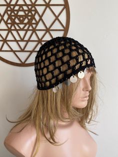 a mannequin head wearing a black hat with white buttons