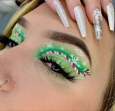 Christmas Eye Makeup Ideas Simple, Grinch Eye Makeup, Cute Grinch Makeup, Christmas Eyeliner Looks, Christmas Make Up Looks, Christmas Makeup Ideas Holiday, Creative Christmas Makeup Looks, Christmas Eye Makeup Ideas