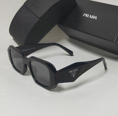 Luxury Black Sunglasses Unisex Prada Tortoise Sunglasses, Prada Sunnies, Classy Glasses, Prada Glasses, Prada Fashion, نظارات شمسية, Prada Accessories, Black Luxury, Prada Sunglasses