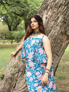 Un hermoso conjunto de top corto de espagueti con estampado floral azul y falda cruzada. La elección perfecta para el verano o tus días de playa. Spaghetti Crop Top, Upcycled Tote, Crop Top Set, Blue Crop Tops, Pop Up Event, Co Ord Set, Beach Days, Wrap Skirt, Beautiful Blue