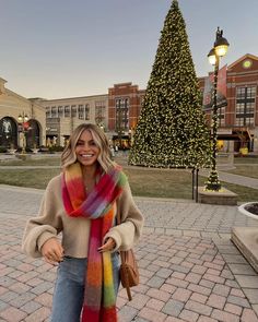 Christmas Nyc Outfit, Cute Scarf Outfits, Colourful Scarf Outfit, Colorful Cardigan Outfit, Colorful Scarf Outfit, Christmas In New York Outfits, Colorful Fits, Colorful Winter Outfits, Scarf Outfits